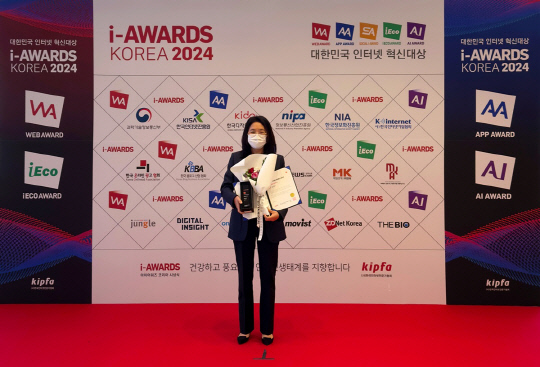 '웹어워드 코리아 2024'에서 콘텐츠브릿지(이하 콘브) 김정희 부사장이 기념 사진 촬영하는 모습